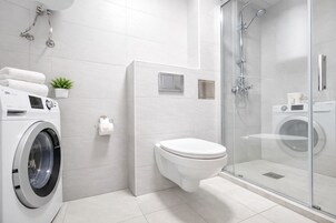 Ducha, artículos de tocador gratuitos, secador de pelo, pantuflas