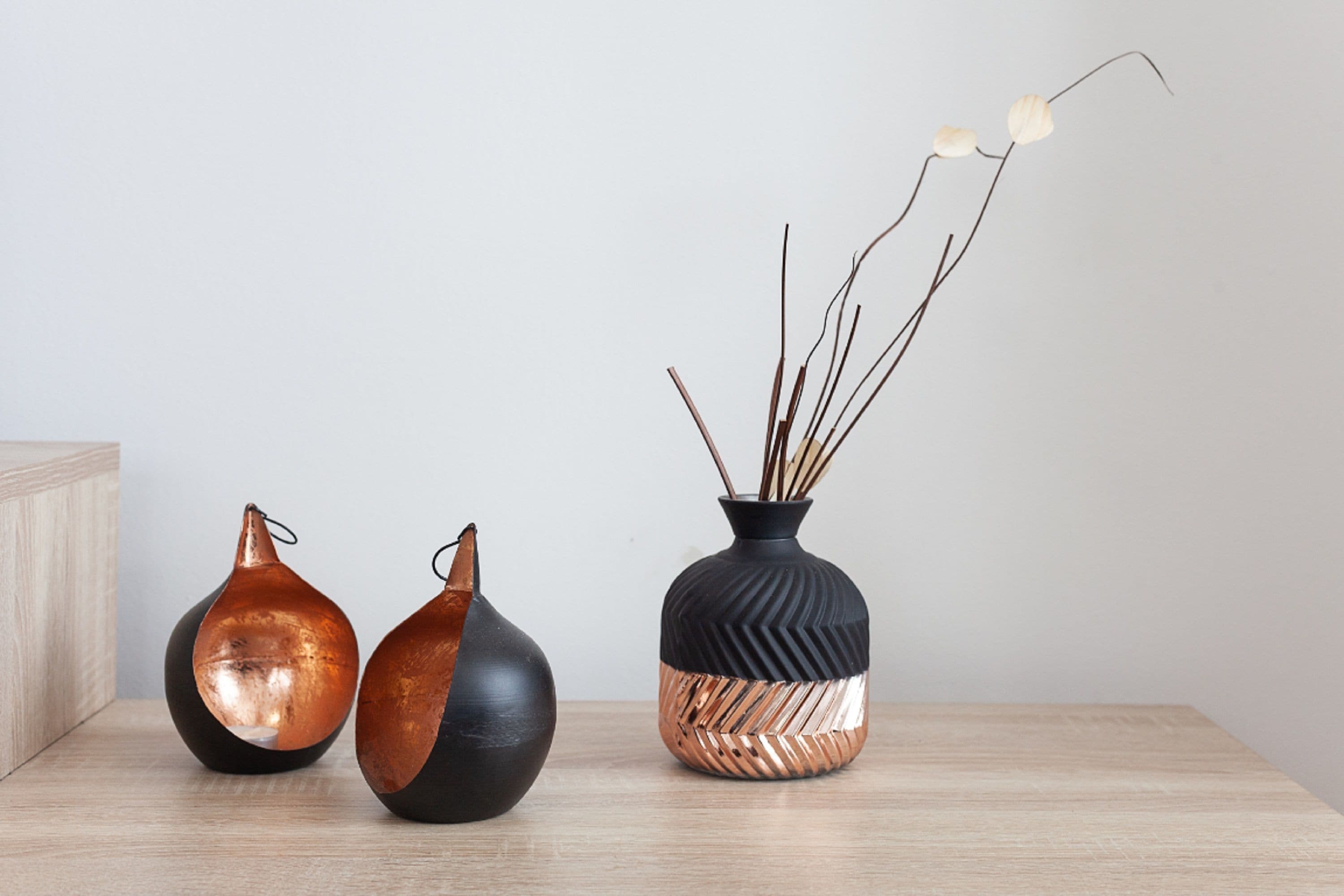 Drie vazen op een houten oppervlak.