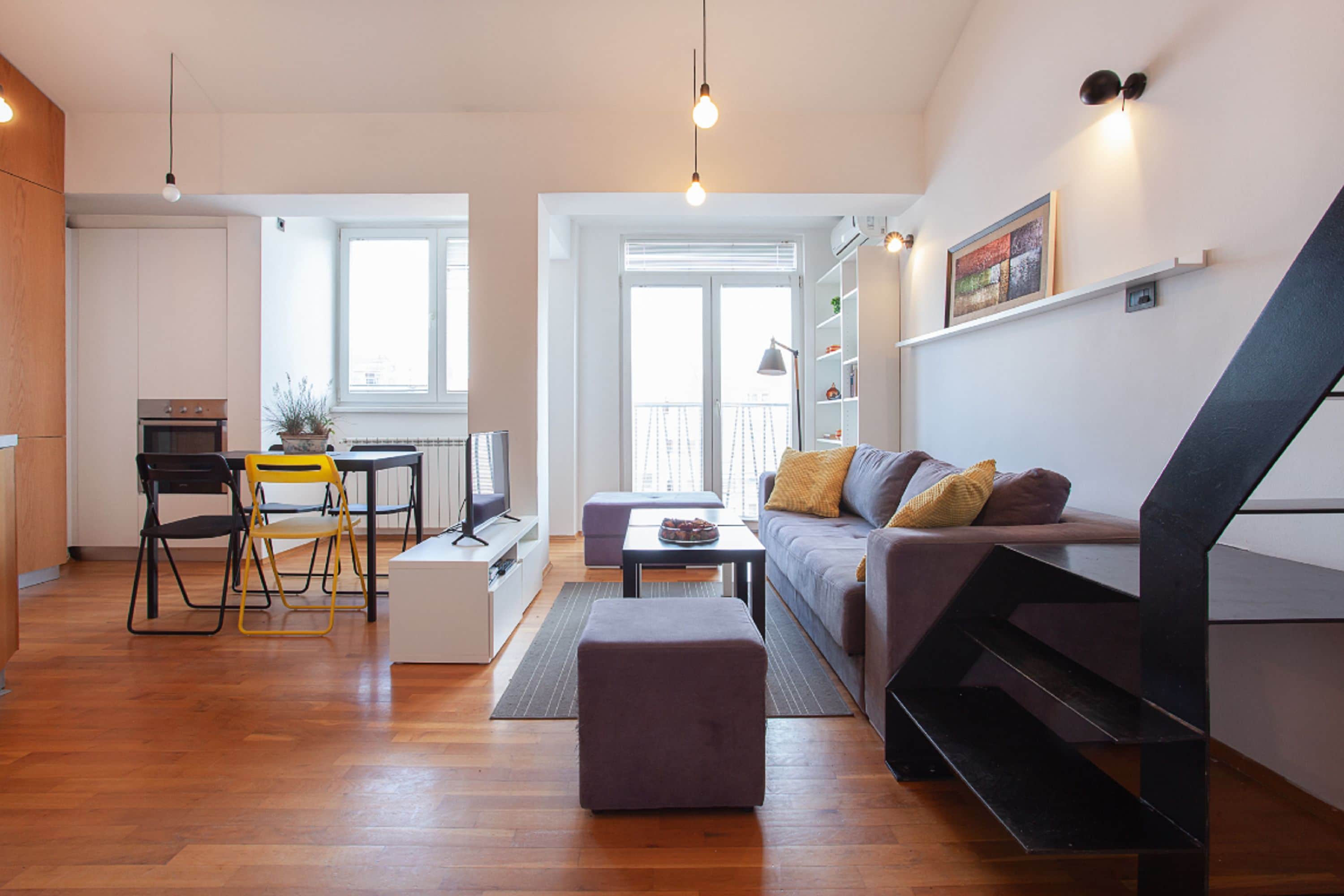 Apartamento Deluxe | Zona de estar | Televisión de pantalla plana de 42 pulgadas con canales por cable