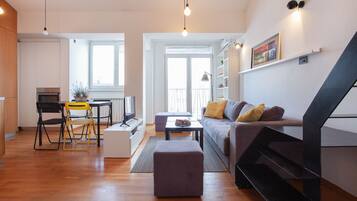 Apartamento Deluxe | Zona de estar | Televisión de pantalla plana de 42 pulgadas con canales por cable