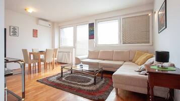 Apartamento superior, 1 habitación, balcón | Sala de estar | Televisión de pantalla plana de 42 pulgadas con canales por cable