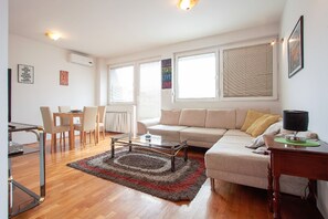 Apartamento superior, 1 habitación, balcón | Sala de estar | Televisión de pantalla plana de 42 pulgadas con canales por cable