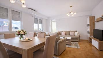 Superior appartement, 2 slaapkamers | Dineren in de kamer