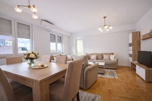 Superior Apartment, 2 Bedrooms | In-room dining