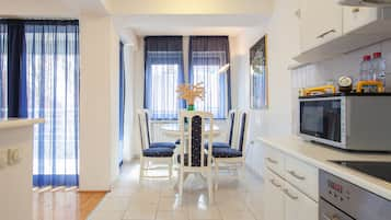 Superior Apartment, 1 Bedroom, Balcony | In-room dining