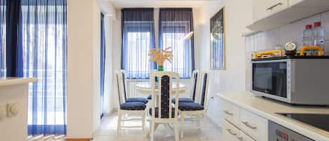 Superior Apartment, 1 Bedroom, Balcony | In-room dining