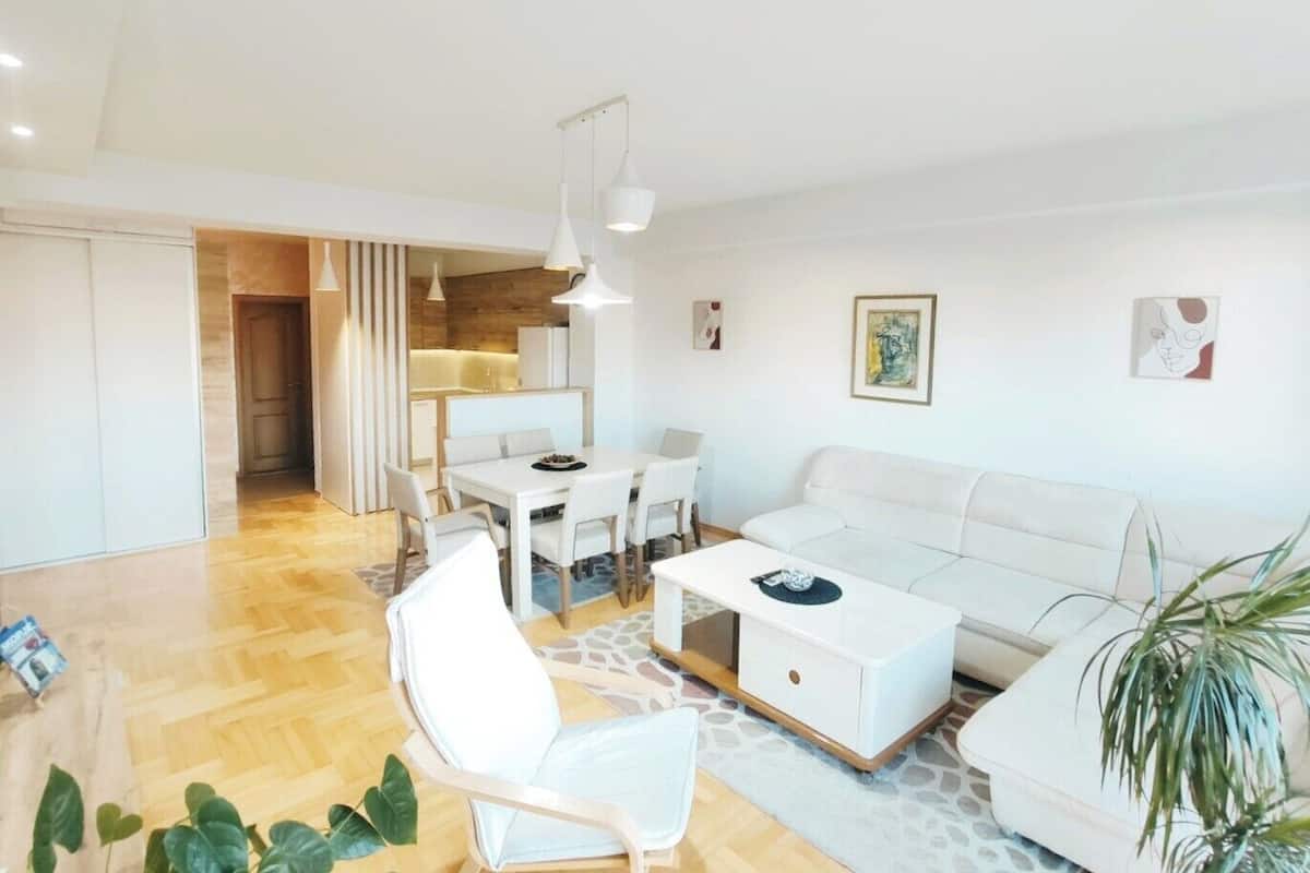 Appartamento Superior, 2 camere da letto | Soggiorno | TV a schermo piatto 42 pollici con canali via cavo, TV