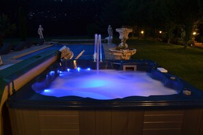 Outdoor spa tub - Chateau du Mesnil (La Vieille-Lyre)