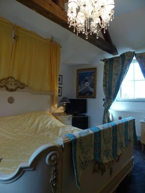 Premium bedding, in-room safe, soundproofing, iron/ironing board - Chateau du Mesnil (La Vieille-Lyre)