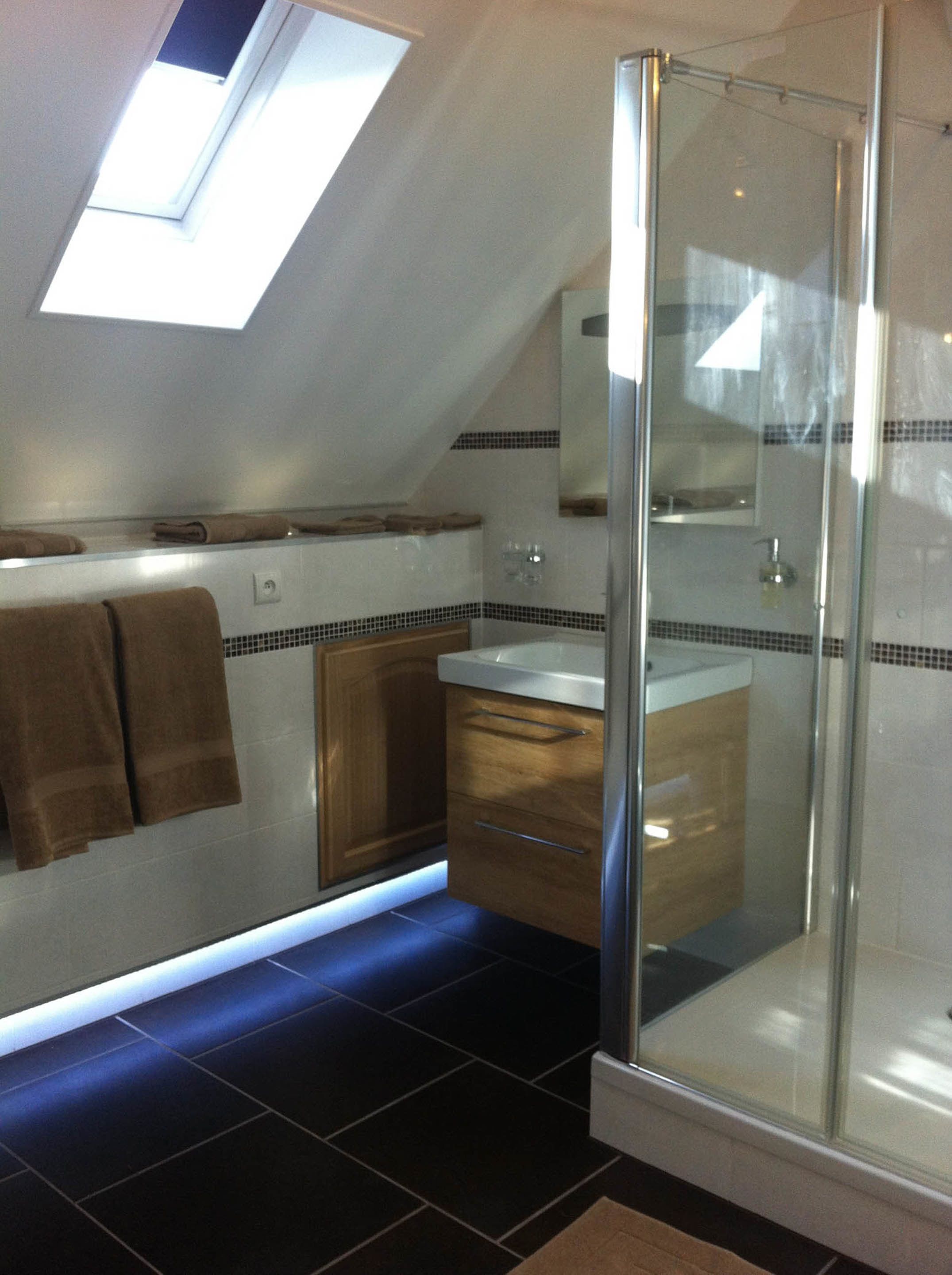 Luxury Suite, Annex Building | Bathroom | Hair dryer, towels