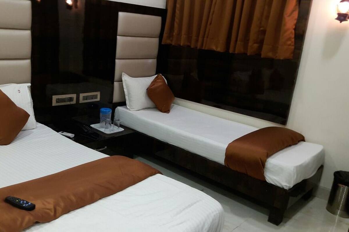 Deluxe-Dreibettzimmer, 2 Schlafzimmer | Zimmersafe, Zustellbetten, kostenloses WLAN