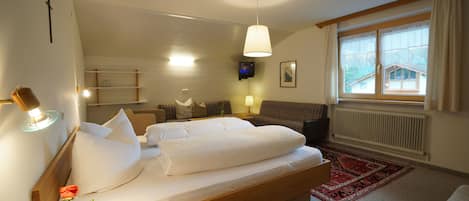 Double Room | Desk, free WiFi, bed sheets