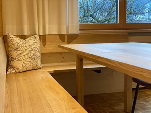 Apartment | Wohnbereich | 30-Zoll-Flachbildfernseher mit Satellitenempfang, Fernseher