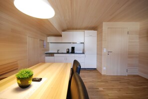 Apartment, 2 Schlafzimmer (Apartment Kenzele - 80€ Cleaning Fee) | Wohnbereich | 30-Zoll-Flachbildfernseher mit Satellitenempfang, Fernseher