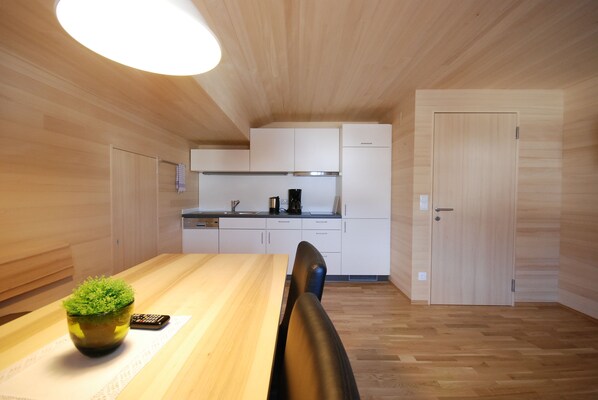 Apartment, 2 Schlafzimmer (Apartment Kenzele - 80€ Cleaning Fee) | Wohnbereich | 30-Zoll-Flachbildfernseher mit Satellitenempfang, Fernseher