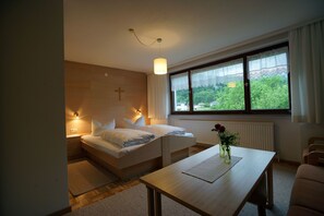 Habitación doble, balcón | Escritorio, wifi gratis y ropa de cama 