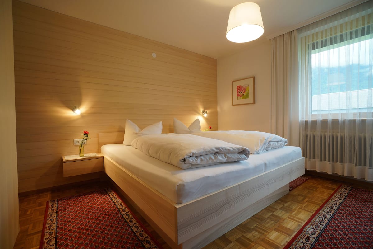 Habitación doble, balcón | Escritorio, wifi gratis y ropa de cama