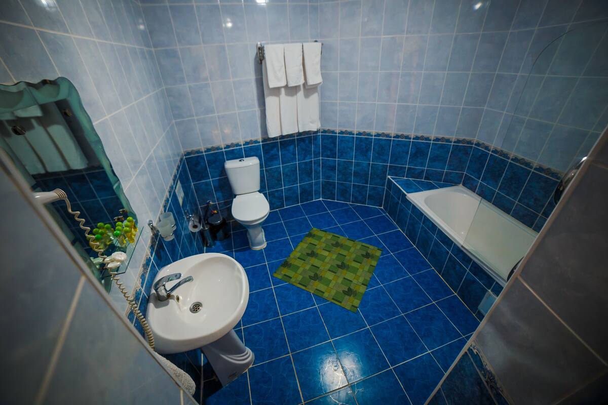 standard triple room | bathroom | free toiletries, hair dryer, slippers, towels