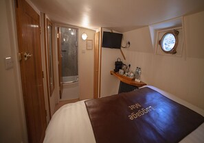 Quarto casal (with shower)