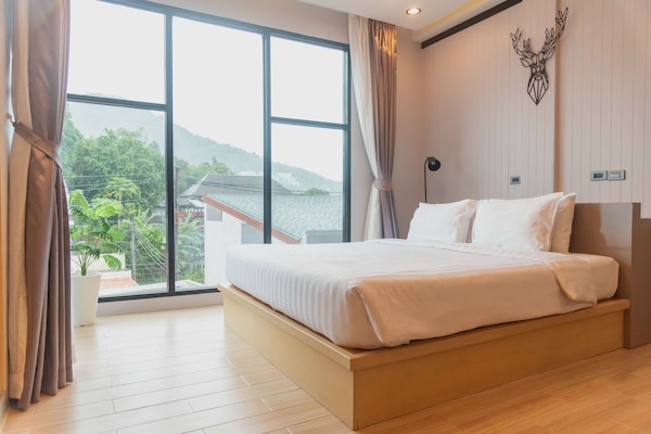 Grand Deluxe Room | 1 bedroom, minibar, in-room safe, desk