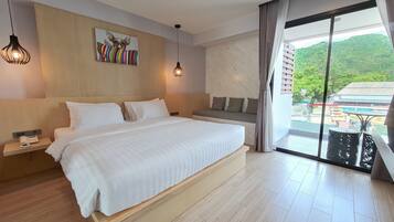 Deluxe Room | Minibar, in-room safe, desk, free cribs/infant beds