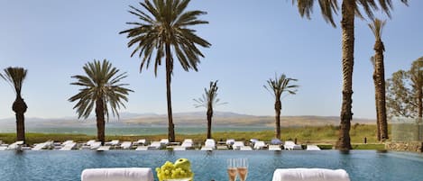 Una piscina cubierta, una piscina al aire libre