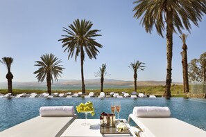 Innendørsbasseng og utendørsbasseng