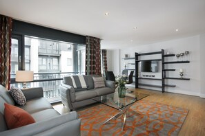 Deluxe Apartment, 2 Bedrooms | Living room - Cathedral Court (Dublin)