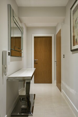 Apartament Deluxe, 2 dormitoris | Sala d'estar | Televisor 