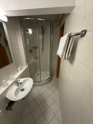 Shower, hair dryer, towels - Hotel Miriquidi (Oberwiesenthal)