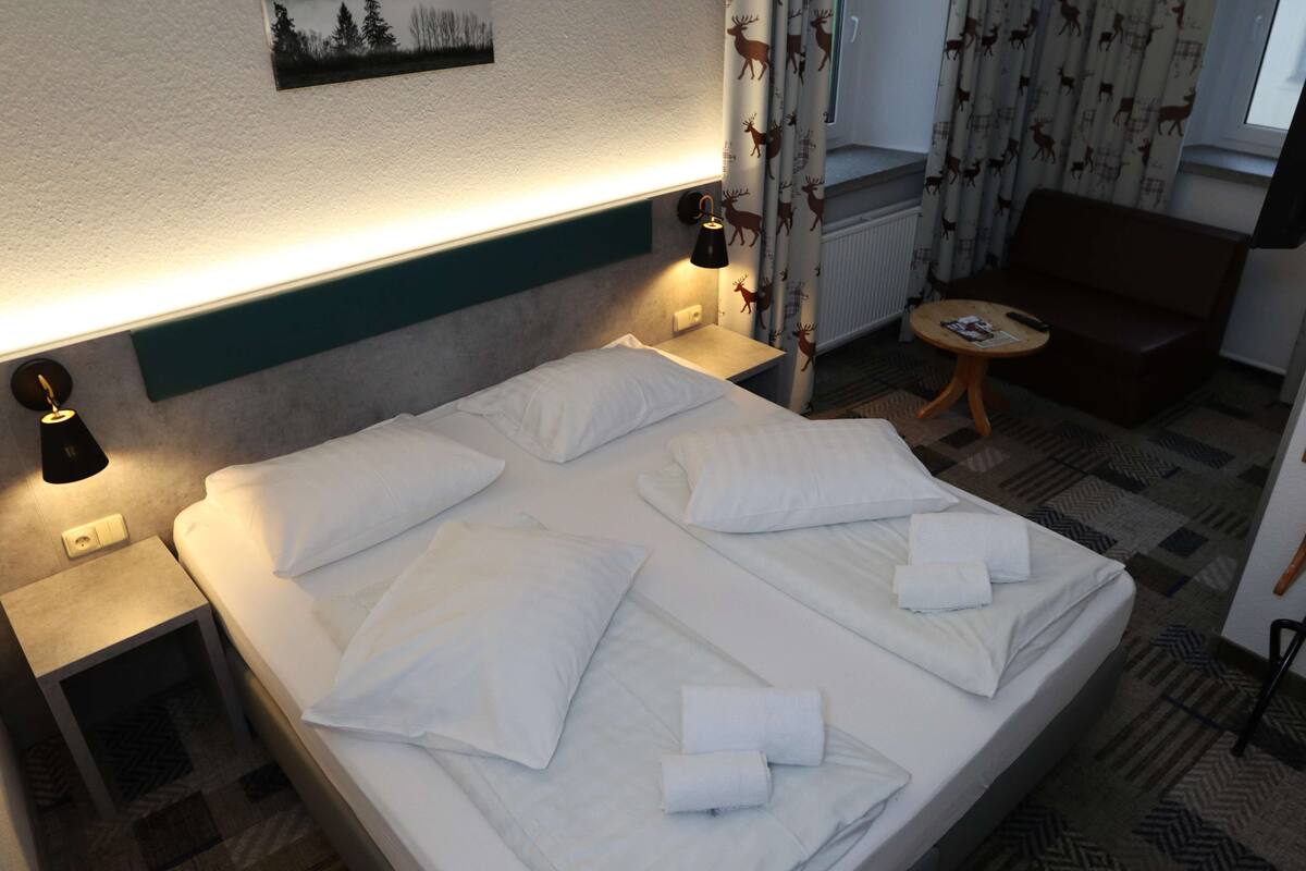 Selimut bulu angsa, meja kerja, dan tempat tidur bayi (biaya tambahan)