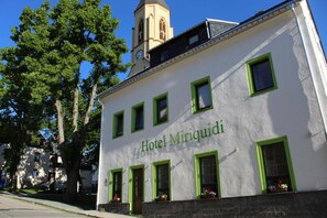 A building with the sign "Hotel Miriquidi" and a clock tower. - Hotel Miriquidi (Oberwiesenthal)