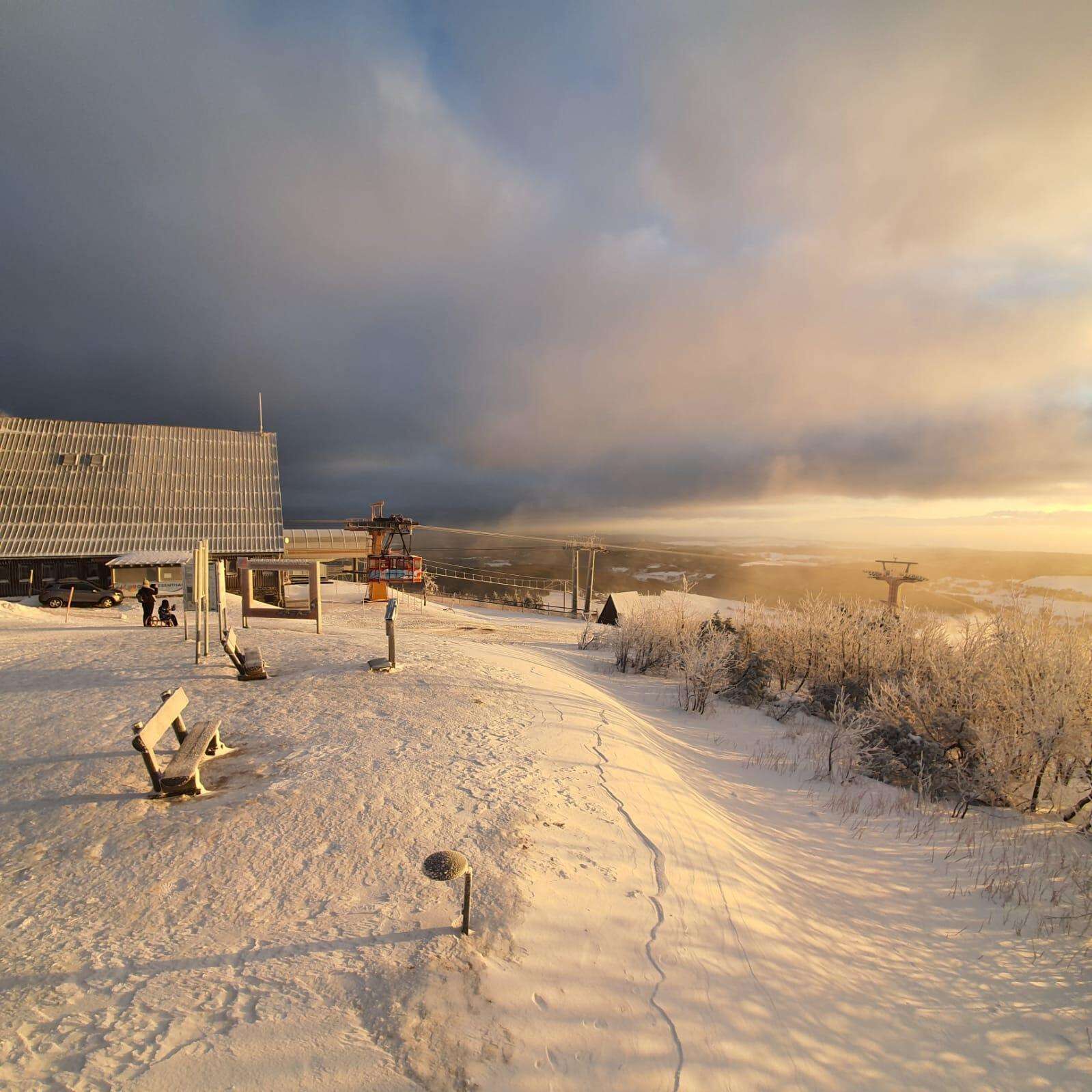 Paisaje nevado con un edificio y una plataforma de observación.