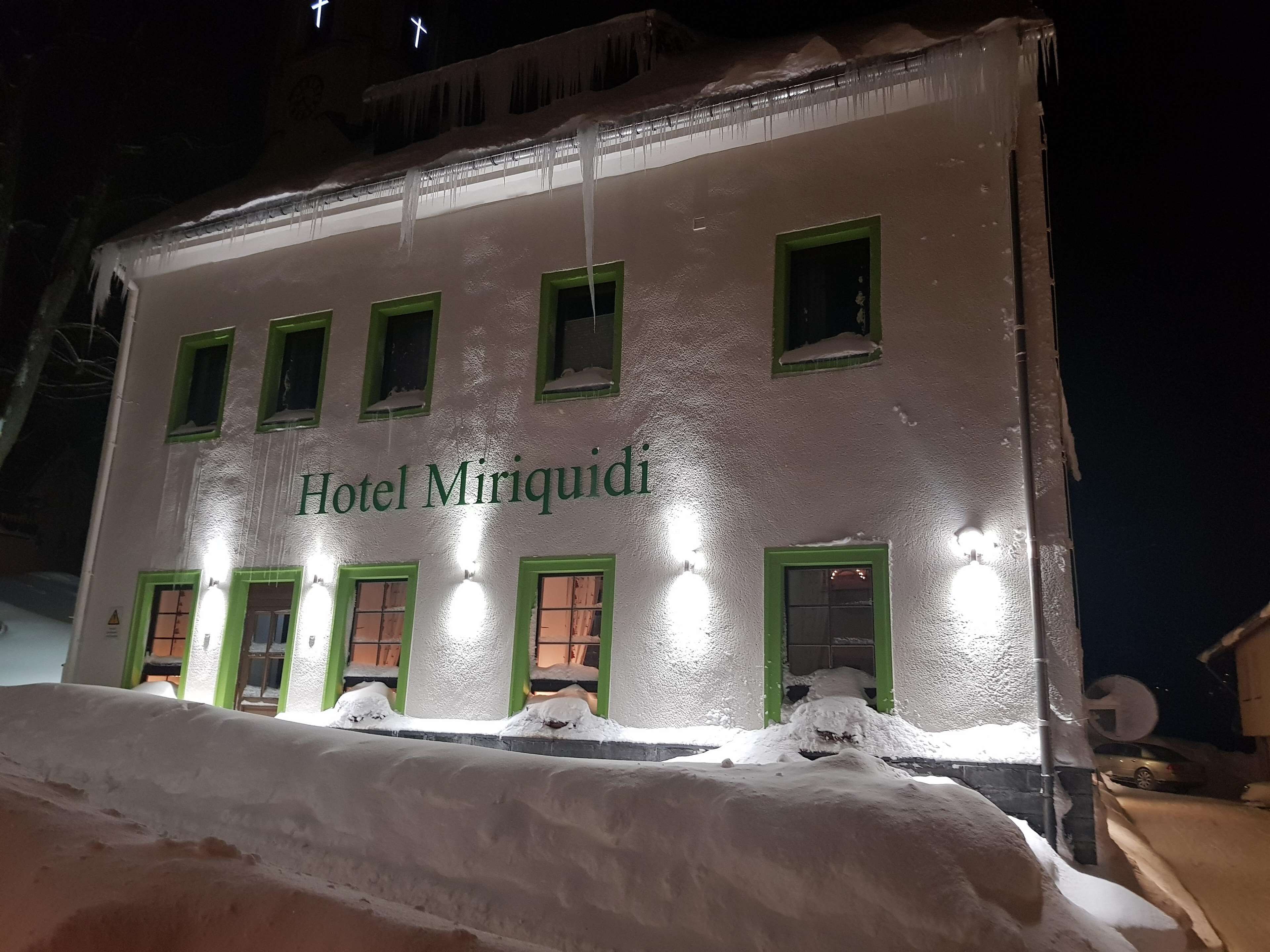 Um edifício com a placa 