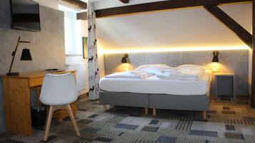 Kahden hengen huone | Untuvapeitot, työpöytä, vauvansängyt, ilmainen Wi-Fi