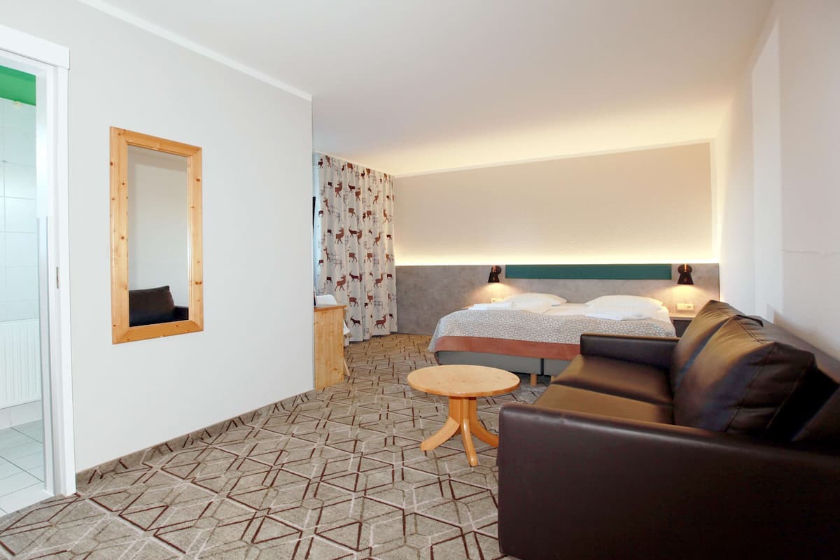 Familiekamer | Donzen dekbedden, een bureau, babybedden, gratis wifi