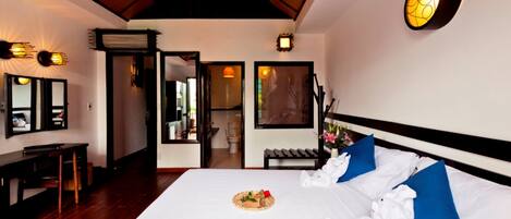 Minibar, két bảo mật tại phòng, bàn