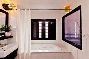 Shower, free toiletries, hair dryer, slippers - Cinnamon Hotel Hanoi (Hanoi)