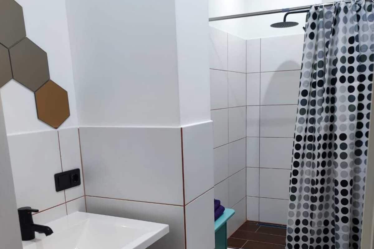 Suite (Club Suite with Private Sauna) | Badkamer | Gratis toiletartikelen, een haardroger, pantoffels, handdoeken