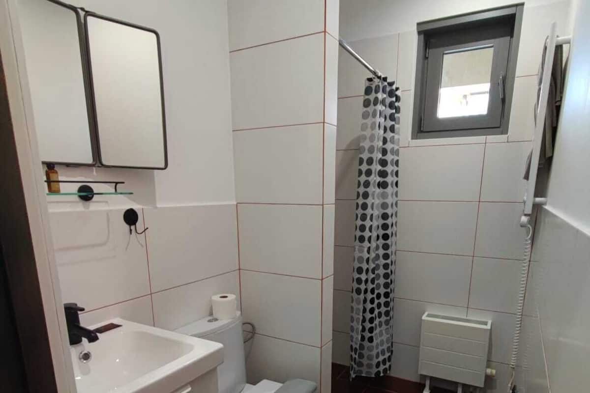 Deluxe maisonnette | Badkamer | Gratis toiletartikelen, een haardroger, pantoffels, handdoeken