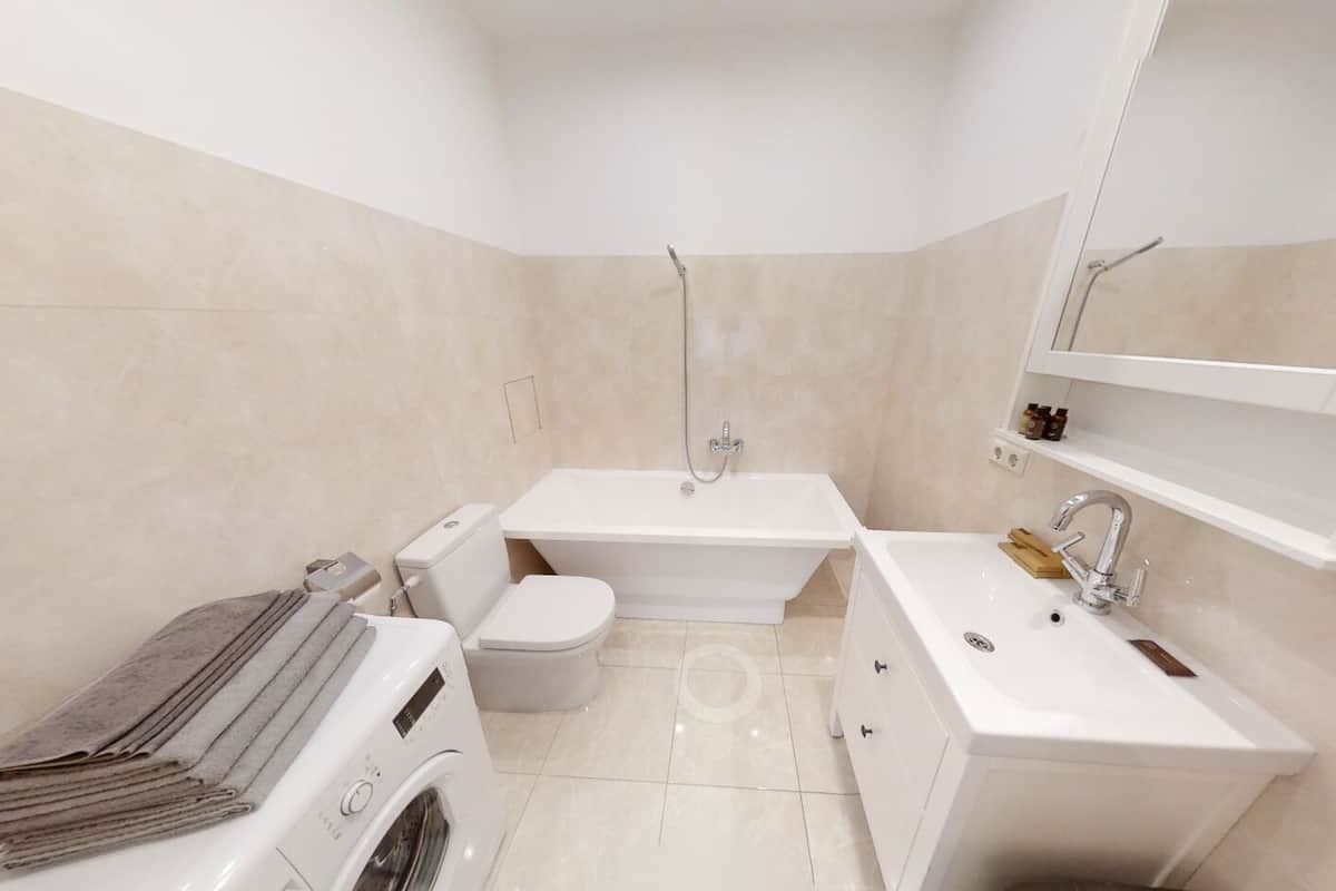 Club appartement | Badkamer | Gratis toiletartikelen, een haardroger, pantoffels, handdoeken