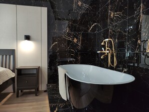 Honeymoon Apartment | Bathroom | Free toiletries, hair dryer, slippers, towels - Saules Club Apart Hotel (Saulkrasti)