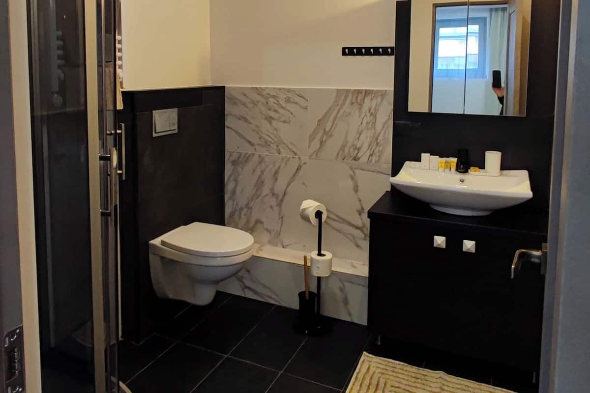 Standaard appartement | Badkamer | Gratis toiletartikelen, een haardroger, pantoffels, handdoeken