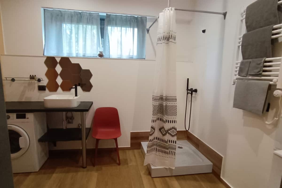 Comfort appartement, 2 slaapkamers | Badkamer | Gratis toiletartikelen, een haardroger, pantoffels, handdoeken