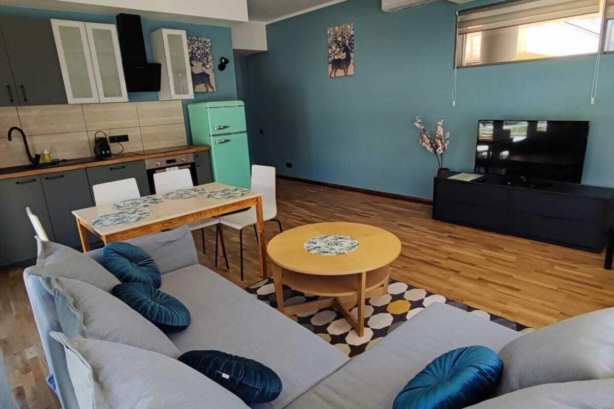 1 slaapkamer, geluiddichte muren, een strijkplank/strijkijzer