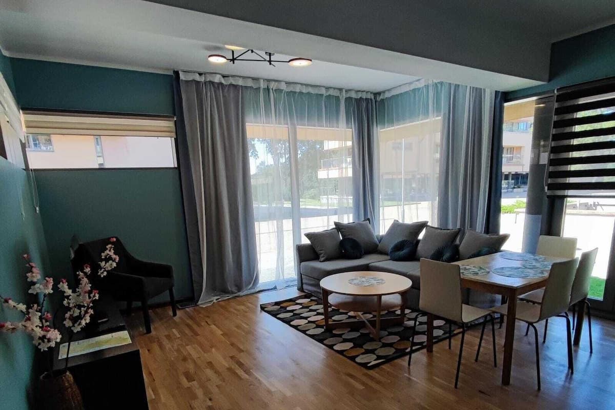 1 slaapkamer, geluiddichte muren, een strijkplank/strijkijzer