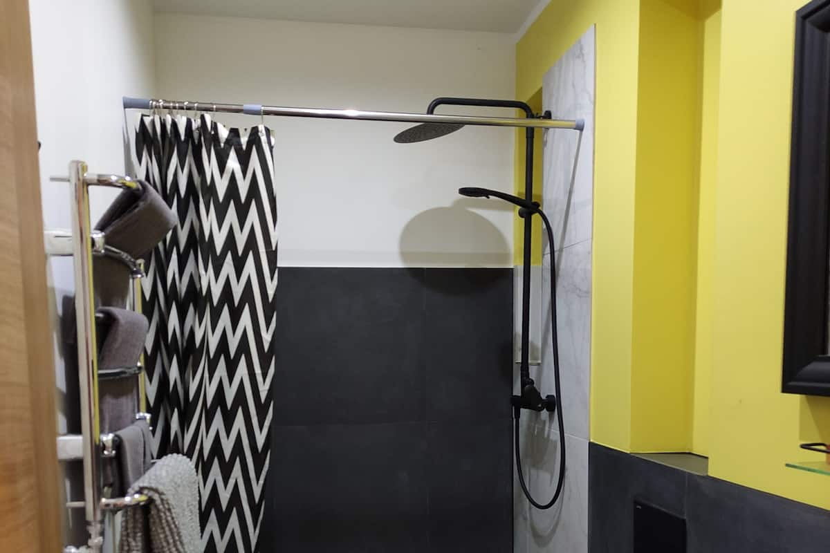 Honeymoon appartement | Badkamer | Gratis toiletartikelen, een haardroger, pantoffels, handdoeken