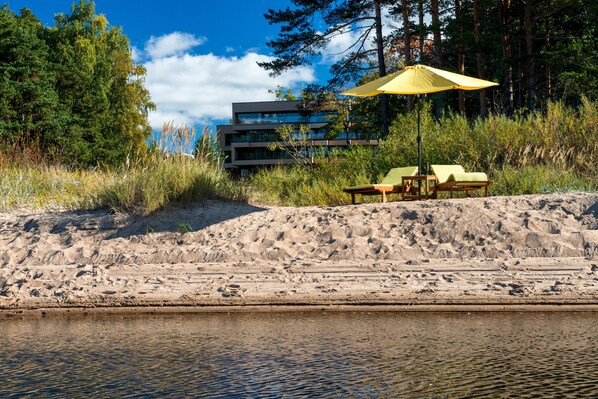 位於海灘上、白沙