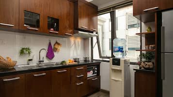 Executive Deluxe Apartment | Private kitchen | Fridge, microwave, oven, stovetop