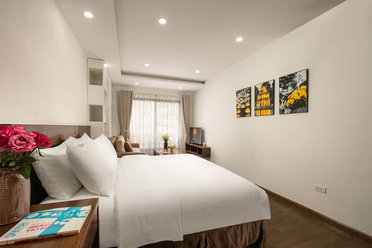 Estudio superior, 1 cama de matrimonio grande, bañera, vistas al patio | 1 dormitorio, caja fuerte, escritorio